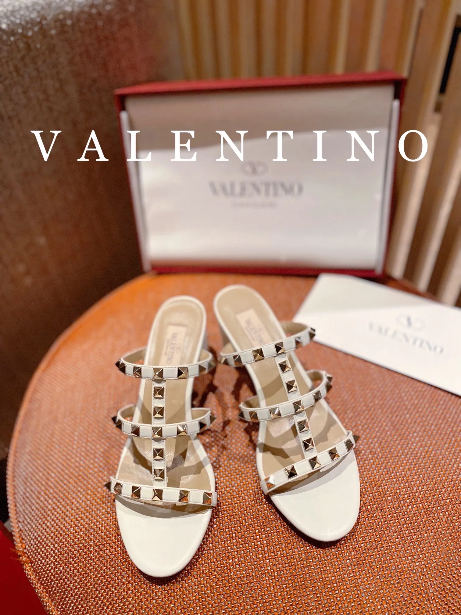 👟👟Ex-factory price 440👟👟 High-end quality 𝑉𝐴𝐿𝐸𝑁𝑇𝐼𝑁𝑂 Valentino ♡ͥ | Level🔍 The classic King flip flops are also so beautiful. The textured hardware brings out a full sense of luxury. After putting it on my feet, I was shocked that my feet looked slimmer! The new season lives up to expectations! Worth buying ★Imported cowhide is absolutely high-grade ❥Original method is absolutely sensual ❥Elegant style creates a different feeling🙈 Simple temperament style!  ♡ show bdetails ———————————— ⊿▸: Size｜35-40 (customized at 40.41.42) ⊿▸: Material｜Imported cowhide ⊿▸: Material | Padded sheepskin ���▸: Material | Italian🇮🇹 genuine leather outsole ⊿▸: Heel height｜6cm